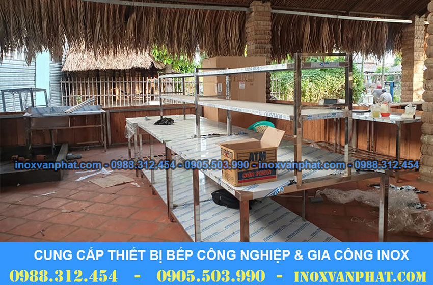 Bàn bếp inox có kệ trên