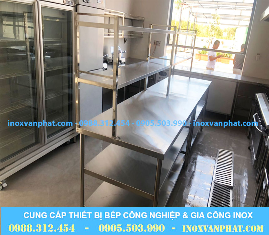 Bàn inox có kệ trên sản xuất từ inox 304 cao cấp