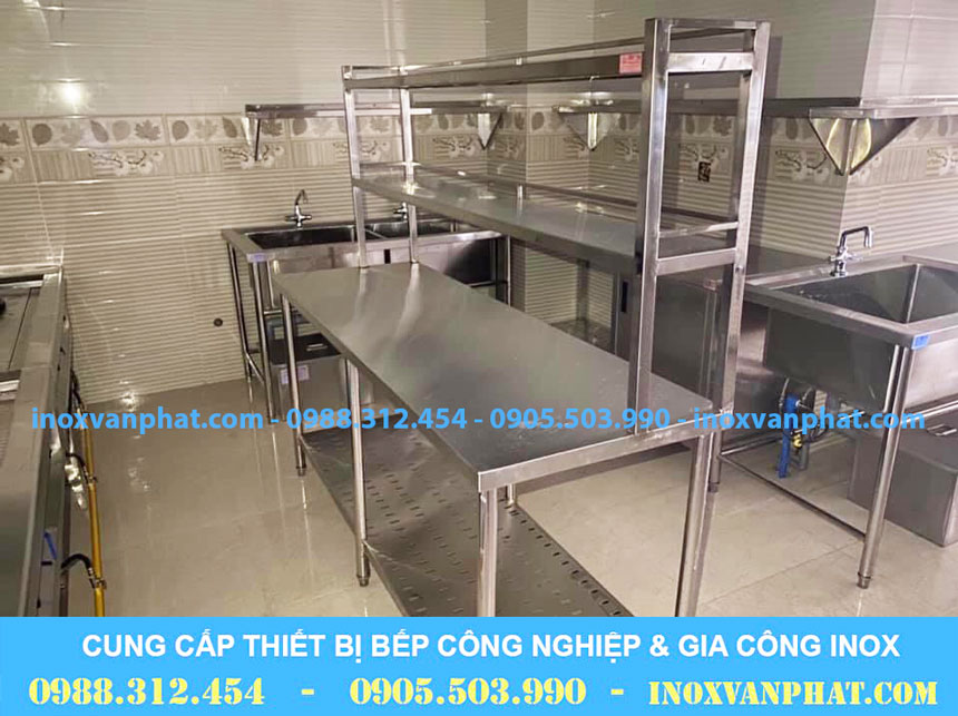 Bàn bếp inox có kệ trên